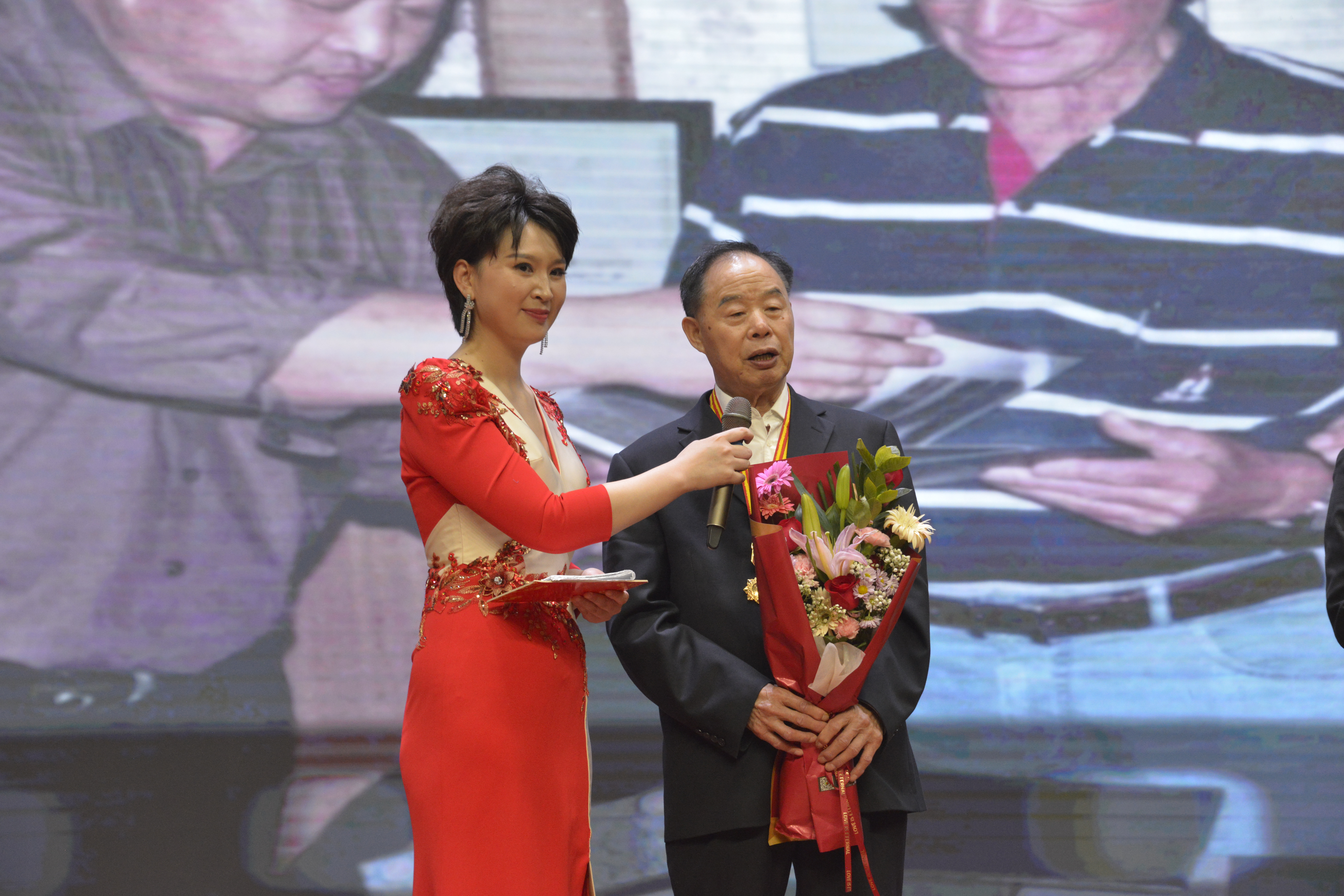 2024年4月29日全區慶“五一”活動李學峰董事長作為輕工部部級勞動模范登臺接受采訪